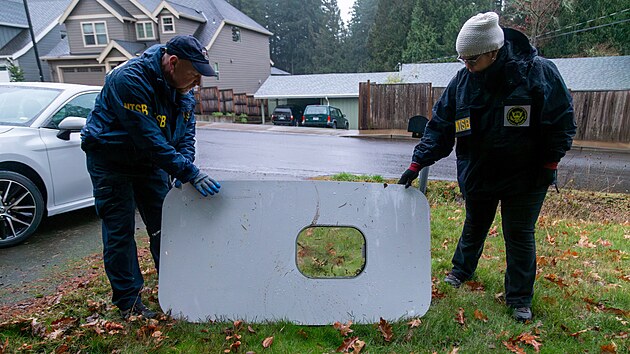 Zamstnanci NTSB zkoumaj dven panel z boeingu Alaska Airines, kter nalezli v Oregonu (6. ledna 2024)