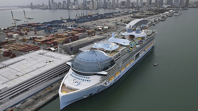Icon of the Seas, nejvt vletn lo na svt, stoj v doku po pjezdu do svho domovskho pstavu v Miami. (10. ledna 2024)