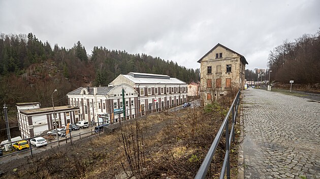Spr�va �eleznic nab�z� zch�tralou n�dra�n� budovu v Jablonci k prodeji.