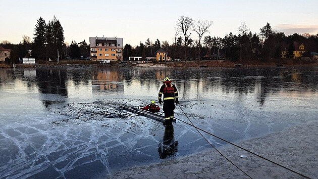 Na Hrad�ansk�m rybn�ku v Ralsku se propadl led pod autem