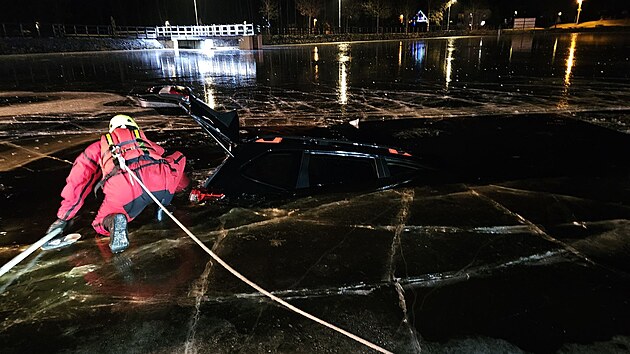 V�z skon�il na dn� rybn�ku. Vyt�hnout ho musela t�k� technika.