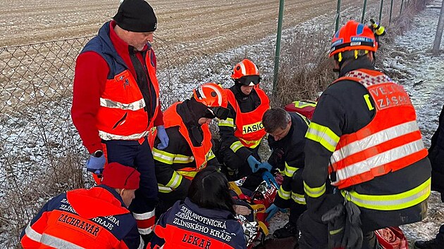 T�iat�icetilet� mu�, kter� r�no �istil skla sv�ho vozu, utrp�l v�n� zran�n�. Do �ady stoj�c�ch automobil� naboural �idi� a n�sledkem toho p�im��kl mu�e mezi dv� vozidla. (leden 2024)