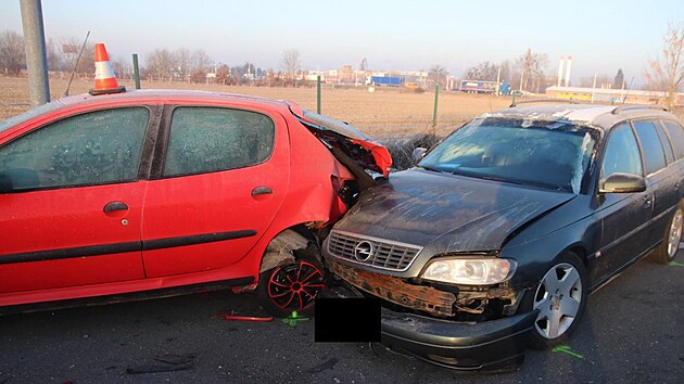 T�iat�icetilet� mu�, kter� r�no �istil skla sv�ho vozu, utrp�l v�n� zran�n�. Do �ady stoj�c�ch automobil� naboural �idi� a n�sledkem toho p�im��kl mu�e mezi dv� vozidla. Nehoda se stala ve Zl�n�. (leden 2024)