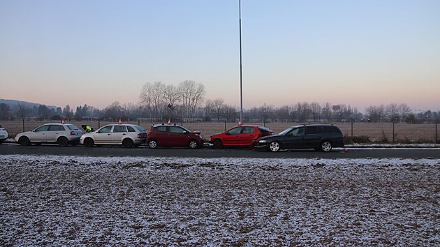 T�iat�icetilet� mu�, kter� r�no �istil skla sv�ho vozu, utrp�l v�n� zran�n�. Do �ady stoj�c�ch automobil� naboural �idi� a n�sledkem toho p�im��kl mu�e mezi dv� vozidla. Nehoda se stala ve Zl�n�. (leden 2024)