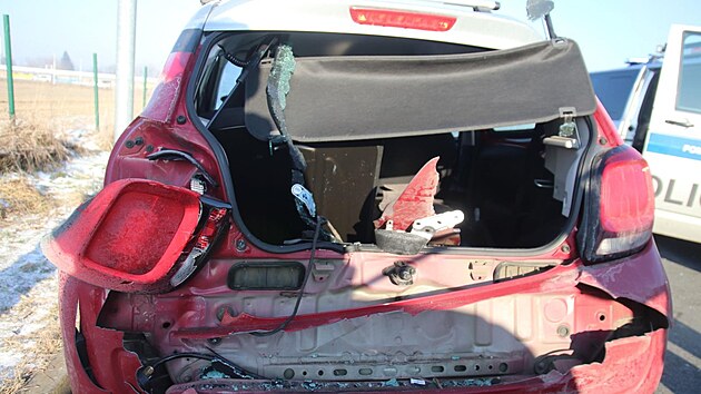 T�iat�icetilet� mu�, kter� r�no �istil skla sv�ho vozu, utrp�l v�n� zran�n�. Do �ady stoj�c�ch automobil� naboural �idi� a n�sledkem toho p�im��kl mu�e mezi dv� vozidla. Nehoda se stala ve Zl�n�. Na sn�mku je jedno z po�kozen�ch vozidel. (leden 2024)