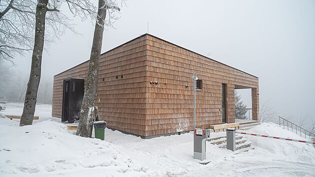 Nov� Br�na Pusteven za�ala slou�it n�v�t�vn�k�m. Turist�m nab�z� informa�n� centrum, posezen� i toalety. (leden 2024)