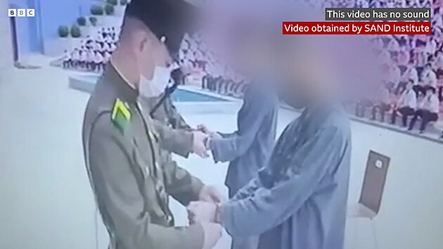 V KLDR poslali dva estnctilet chlape vykonvat nucen prce na dvanct let za sledovn jihokorejskch televiznch poad, ukazuje video stanice BBC.
