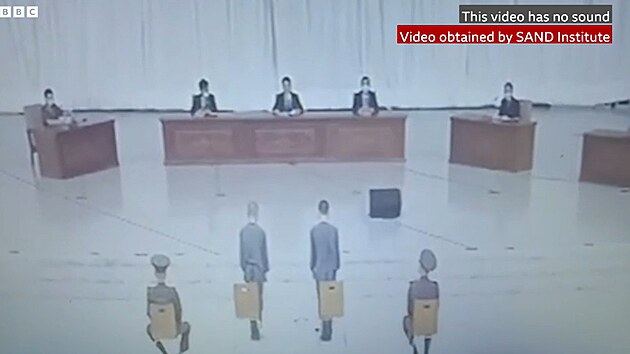 V KLDR poslali dva estnctilet chlape vykonvat nucen prce na dvanct let za sledovn jihokorejskch televiznch poad, ukazuje video stanice BBC.