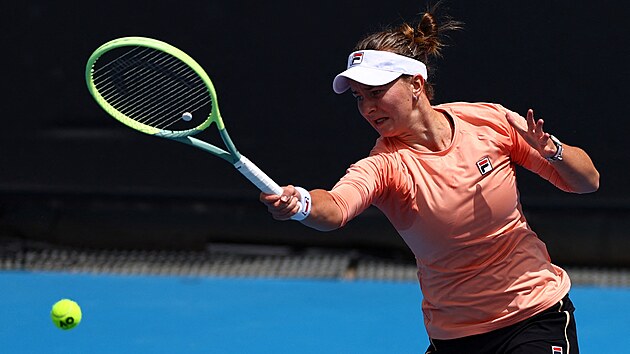 Tenistka Barbora Krejkov hraje forhend ve druhm kole Australian Open.