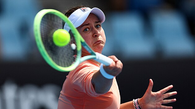 Tenistka Barbora Krejkov hraje forhend ve druhm kole Australian Open.