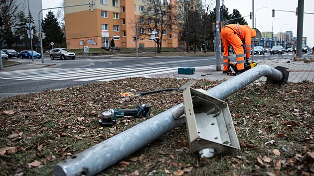 Semafor Andreje Danka. Mstopedseda slovenskho parlamentu autem narazil do sloupu v Bratislav a ujel. (12. ledna 2024)