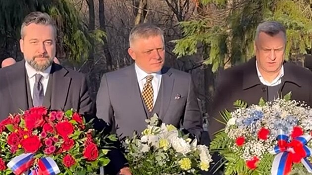 Slovensk premir Robert Fico (uprosted) se poklonil u hrobu nkdejho eskoslovenskho prezidenta Gustva Huska. Spolu s nm byli mstopedsedov parlamentu Lubo Blaha (vlevo) a Andrej Danko. (10. ledna 2024)