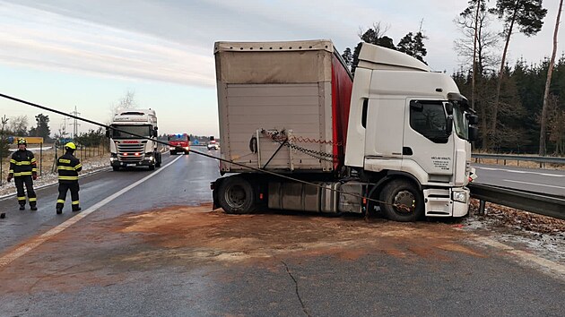 Kamion havaroval v ptek rno na dlnici D3 na Tborsku.
