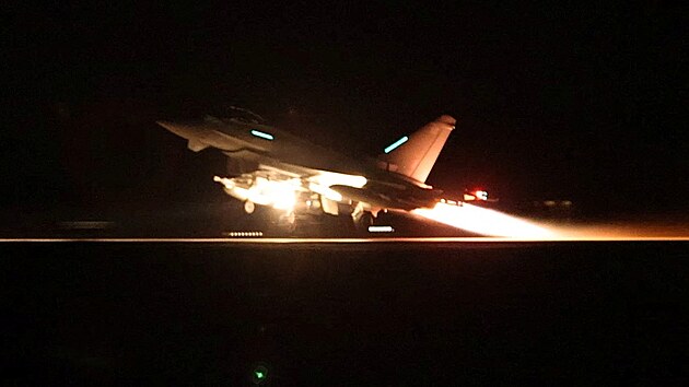 Letadlo Typhoon RAF startuje z britsk zkladny Akrotiri na Kypru, aby se pipojilo k derm vedenm koalic stt proti vojenskm clm jemenskch Hs podporovanch rnem. (12. ledna 2024)