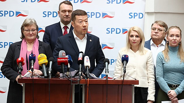 Pedseda SPD Tomio Okamura pedstavuje plny svho hnut ped prvn leton schz Snmovny