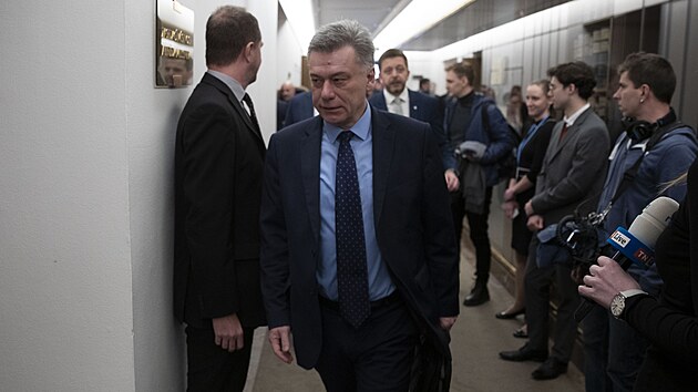 Ministr spravedlnosti Pavel Bla�ek p�ich�z� na jedn�n� vl�dy ve Sn�movn�.