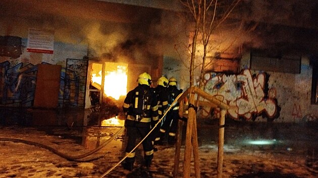 Hasi�i zasahuj� u po��ru komplexu sklad� a obchod� v Chomutov�. (17. ledna 2024)