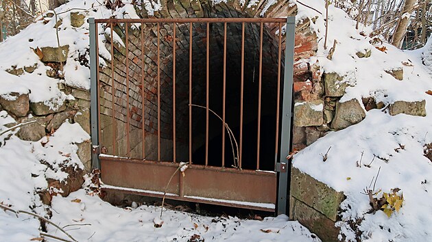 Vchod do pivovarsk�ch sklep� v Z�meck� ulici v L�zn�ch B�lohrad�