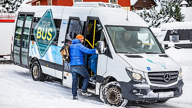 Skibusy v Peci pod Sn�kou voz� ly�a�e i ostatn� n�v�t�vn�ky zdarma.