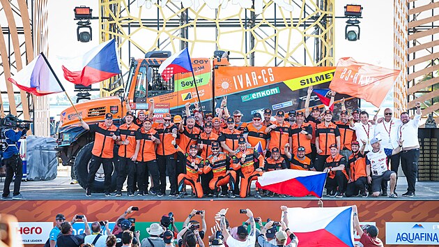 Martin Mac�k s medail� (uprost�ed) slav� triumf na Rallye Dakar.