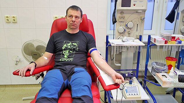 lenov Hasiskho zchrannho sboru Karlovarskho kraje darovali krev v karlovarsk transfzn stanici.