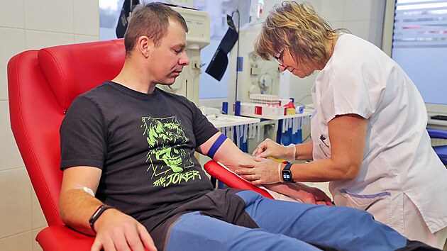 lenov Hasiskho zchrannho sboru Karlovarskho kraje darovali krev v karlovarsk transfzn stanici.