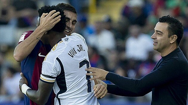 Barcelonsk kou Xavi Hernandez dohl, jak se Vinicius Jr. z Realu Madrid...