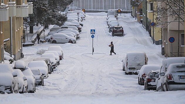 Ve Švédsku zahynuli kvůli sněhové bouři dva lidé. Komplikace očekávají i Britové