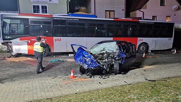 V Dobi dolo v sobotu odpoledne ke smrteln dopravn nehod. V ulici Part. Svobody se srazil autobus s osobnm autem, kter pejelo do protismru. (13. ledna 2024)
