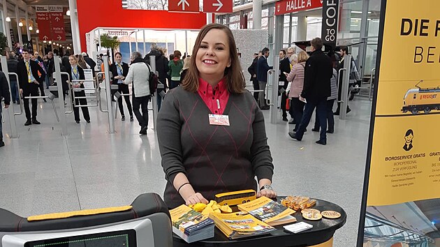 B�val� stevardka Lucie Tr�vn��kov� z�stala firm� v�rn�. Ze stevardky se postupem �asu stala vedouc� autobusov� dopravy.