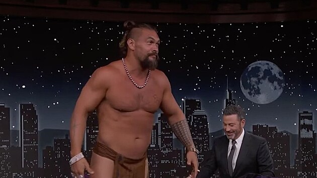 Jason Momoa se svlkl do tradinho havajskho obleku v show Jimmyho Kimmela.