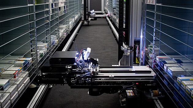 Nov robot ve vtkovick nemocnici Ostrava usnaduje prci lkrnkm. Jeho kapacita je 20 tisc lk a za jednu smnu doke vyskladnit i naskladnit okolo 4 tisc krabiek. (18. ledna 2024)