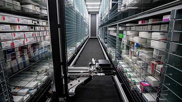 Nov robot ve vtkovick nemocnici Ostrava usnaduje prci lkrnkm. Jeho kapacita je 20 tisc lk a za jednu smnu doke vyskladnit i naskladnit okolo 4 tisc krabiek. (18. ledna 2024)