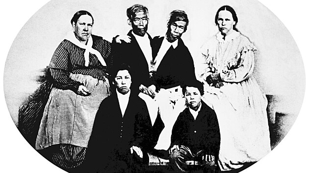 Vpravo je Chang Bunker, jeho �ena Adelaide a jejich syn Patrick Henry; vlevo Eng Bunker, jeho �ena Sarah a jejich syn Albert. Sn�mek z roku 1865