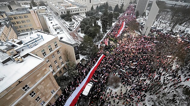 Pvrenci opozin Kaczyskho strany Prvo a spravedlnost demonstrovali proti nov polsk vld. (11. ledna 2024)