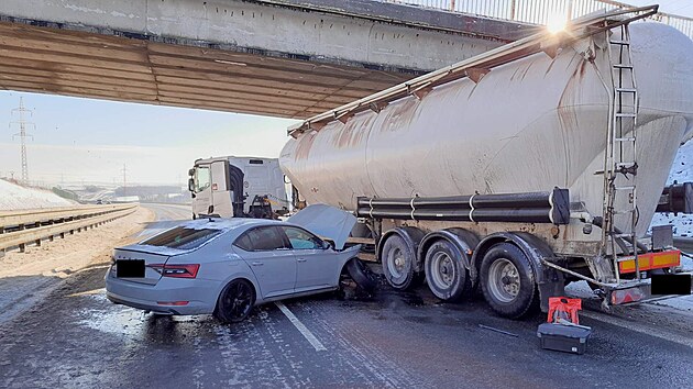 Hasii zasahovali u dopravn nehody dvou nkladnch automobil a dvou osobnch aut na D7 u Panensk ho Tnce. Pi nehod byl jeden lovk zrann. (19. ledna 2024)