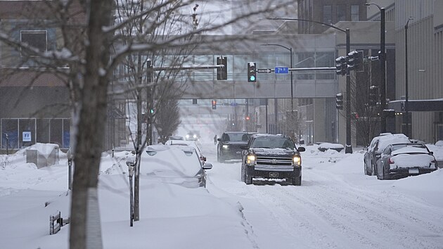 Auta projdj zasnenmi silnicemi v Des Moines ve stt Iowa. (12. ledna 2024)