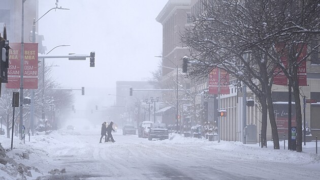 Chodci pechzej ulici v zasnench podmnkch v Des Moines ve stt Iowa. (12. ledna 2024)