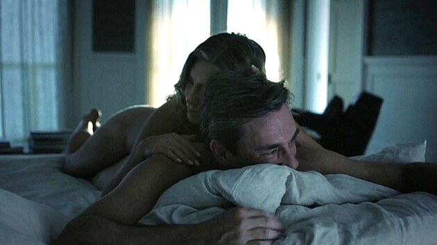 Jennifer Anistonov a Jon Hamm v postelov scn serilu The Morning Show