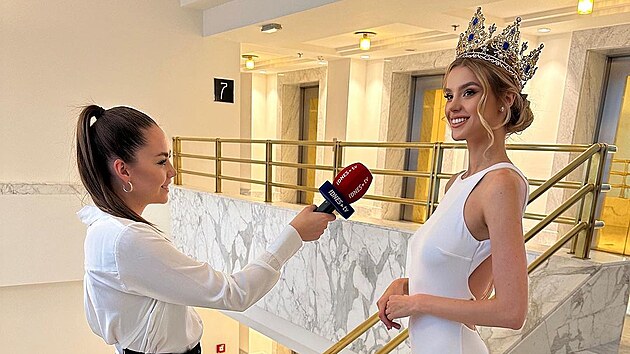 Miss Czech Republic 2022 Krystyna Pyszkov bhem rozhovoru pro iDNES.tv s redaktorkou Anetou Kaltovou
