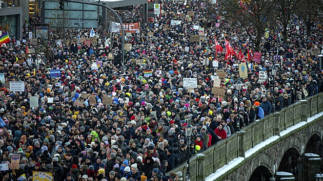V Hamburku se na demonstraci proti krajn pravici a stran Alternativa pro Nmecko selo pes 50 tisc lid. Poadatel ji kvli bezpenosti ukonili. (19. ledna 2024)