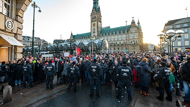 V Hamburku se na demonstraci proti krajn pravici a stran Alternativa pro Nmecko selo pes 50 tisc lid. Poadatel ji kvli bezpenosti ukonili. (19. ledna 2024)
