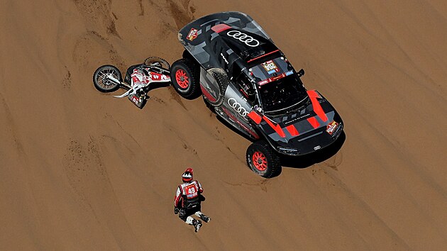 Rallye Dakar: motocyklista Cesare Zacchetti po p�du sleduje v�z Carlose Sainze, kter� mu p�ejel vehikl.