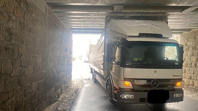 Kamion se pod podjezd neveel minimln o 20 centimetr.