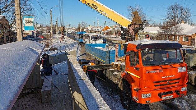 Rusko na autobusovch zastvkch v Belgorodu stav betonov bloky a rozmisuje pytle s pskem. Obv se dalho ostelovn. (12. ledna 2024)