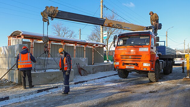 Rusko na autobusovch zastvkch v Belgorodu stav betonov bloky a rozmisuje pytle s pskem. Obv se dalho ostelovn. (12. ledna 2024)