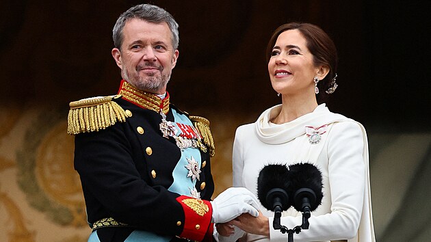 Nov dnsk krl Frederik X. spolen s manelkou Mary na balkn palce v Kodani (14. ledna 2024)