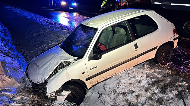 Nehoda osobnho auta na nled u Mlnickho Vtelna (18. ledna 2024)