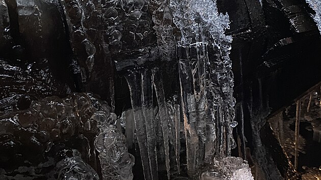 Kdy mrz aruje. Ledov ndhera ve vodnm hamru v Dobv na Rokycansku. (12. ledna 2024)