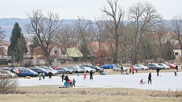 Lid vyuvaj k bruslen louky u Doban nedaleko Plzn zalit zmrzlou vodou z eky Radbuzy. (13. ledna 2024)